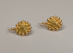 Pair of tété négresse style gold earrings with yellow stones