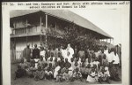 Geschw. Ramseyer und Miss. Jehle mit Gehilfen und Schülern vor dem Missionshaus in Kumase 1904 Rev. and Mrs. Ramseyer and Rev. Jehle with African teachers and school children at Kumase in 1904