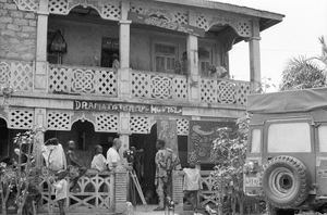 Eliot Elisofon and cameraman George Bracher filming renowned painter Twins Seven Seven, Oshogbo, Nigeria