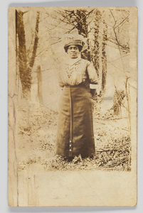 Photographic postcard of an unidentified woman