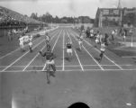 Ralph Metcalfe sets world record in 220-yard dash at NCAA, 1932