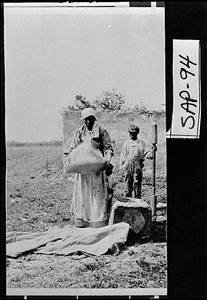 Photograph of woman winnowing rice, Sapelo Island, McIntosh County, Georgia, between 1915 and 1934