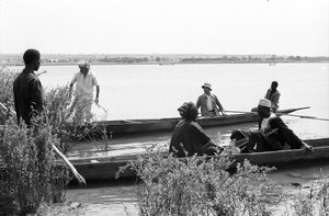 Eliot Elisofon and cameraman George Bracher filming bards Baturu Seku Kuyate and Jontan Tunkara. Senou village, Mali