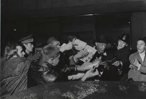 Duke Ellington signing autographs in the rain in USSR : photoprint