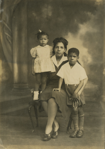 Portrait of Renee, Margaret and Lee Harris in Manhattan, New York