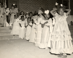 Children play bridemaids at Tom Thumb wedding