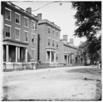 [Richmond, Va. Franklin Street, including the residence of Gen. Robert E. Lee (second from left)]