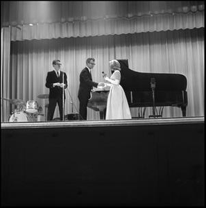 Dave Brubeck Quartet members receive roses from women