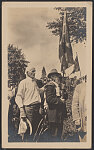 [Civil War Confederate veterans who survived Picket's Charge, one holding a Confederate flag, at the 1913 Gettysburg reunion]