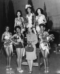 Dorothy Dandridge with beauty contestants