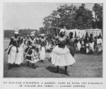 Un tam-tam d'honneur a Abomey. Dans le fond, les parasols de parade des chefs