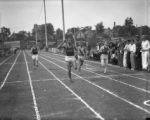 Ralph Metcalfe wins sprint, 1932