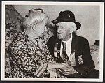 [Nurse Alice Risley, chatting with Civil War veteran C.H. Kinney of Raymond, Nebraska at the 70th Grand Army of the Republic convention, Washington, D.C.]