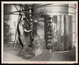 Edward Newmans clearing extractor tank at Hercules Brunswick plant