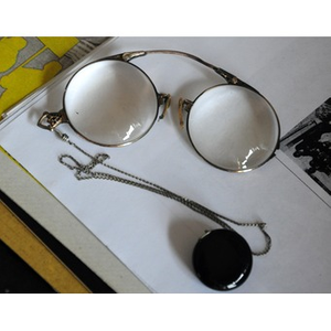 A pince-nez