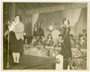 Performance of the "Sweethearts" in St. Louis in 1944] [black-and-white photoprint