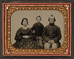 [Unidentified soldier in Union uniform with wife and son]