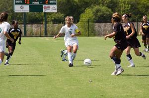 Dani Slavonic running with the ball