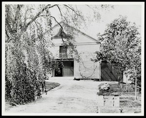 Newton photographs oversize : Allen House : 35 Webster Street / [compiled by the staff of the Newton Free Library]. - Allen House : 35 Webster Street - Barn of Allen House