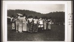 Frln. Schlotter m. einem Teil ihrer Mädchen beim Vortrag eines der Spiritual Negro Songs Miss Schlotter with some of her girls perform one of the negro spirituals