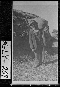 Photograph of field hand at Hofwyl Plantation, Glynn County, Georgia, ca. 1910